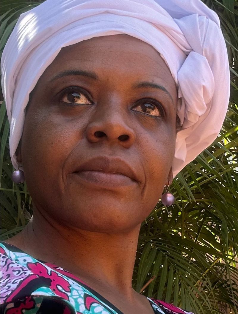 Marguerite Lalèyê à l'Espace Oshoun Fribourg, reine et guérisseuse initiée, lieu de soin vibratoire en Suisse, héritage des ancêtres et des Orishas, métamorphose et souveraineté, art thérapeutique et voix.