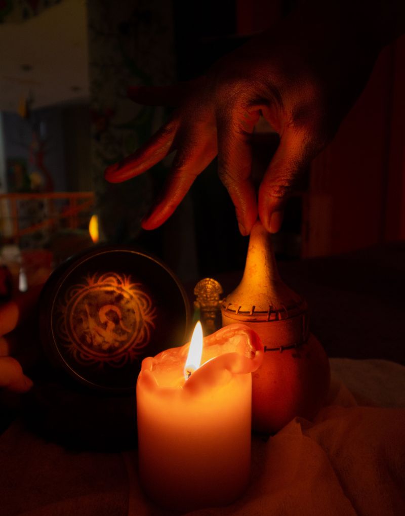"Soin de massage alchimique et libération du corps-mémoire dans l'espace Oshun à Fribourg, accompagnement Marguerite Lalèyê."
