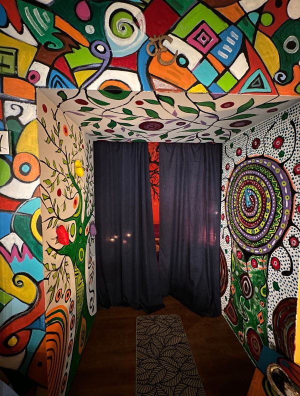 Couleurs vibrantes et atmosphère chromatique de l'Espace Oshoun, créant un environnement de soin immersif.