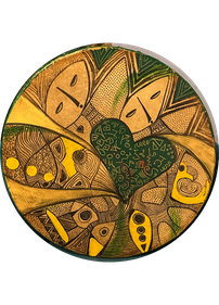 Photographie en gros plan d'un tambour chamanique circulaire, peint à la main. Le motif central représente un arbre stylisé aux branches et racines rouges et brunes s'entrelaçant avec des motifs bleus, jaunes et noirs sur un fond de peau naturelle. Le cadre en bois du tambour est visible autour de la peinture.